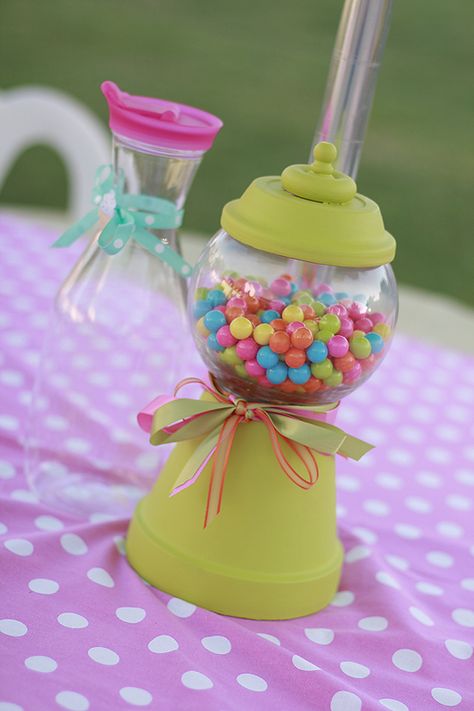 Homemade Gumball Machines for centerpieces :) By Samantha Prather Gumball Centerpieces, Bubble Gum Machine Craft, Candy Jars Diy, Bubble Gum Machine, Gumball Machines, Centerpieces Party, Clay Pot Projects, Centerpieces Diy