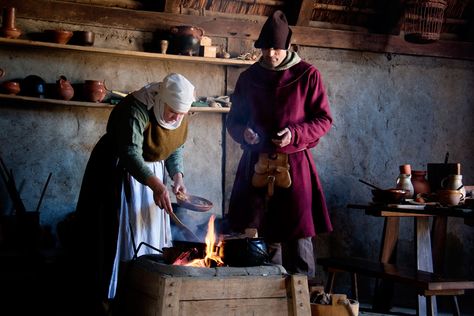 https://flic.kr/p/8ELZZg | medieval food | light was perfect last sunday Pilgrim Fathers, Medieval Recipes, Old Fashioned Kitchen, Medieval Aesthetic, Medieval Ages, Medieval Life, Medieval Houses, Medieval World, Historical Period