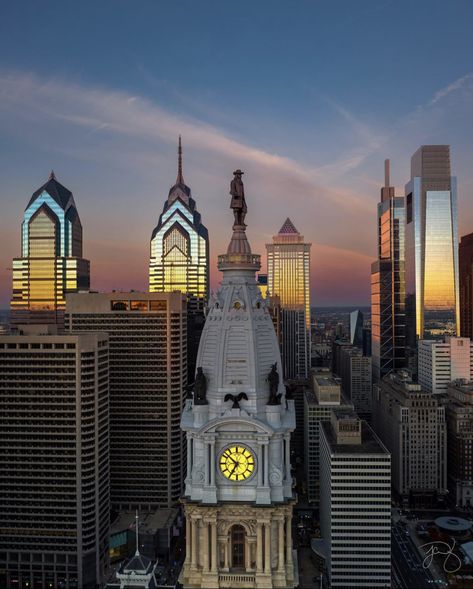 Philadelphia Old City, Skyline Aesthetic, Philadelphia Street, City Pics, Street Pics, Philadelphia Skyline, Building Aesthetic, City Skylines, Urban Aesthetic