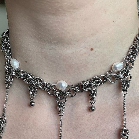 CicadaInstinct on Instagram: "Freshwater pearl and chainmail choker/ earring set ✨ A new made-to-order design for you bugs!! <3 On sale 20% off until Friday 5th midnight 🖤🖤🖤  Link in bio! Available now xx   Really into the hanging pearls at the moment, it gives such a ethereal and elegant look to the chainmail 🖤" Chainmail Choker, Chainmaille Jewelry Patterns, Chainmail Earrings, Dream Necklace, Chainmaille Jewelry, Chainmail Jewelry, Order Design, Chain Maille Jewelry, Necklace Ideas