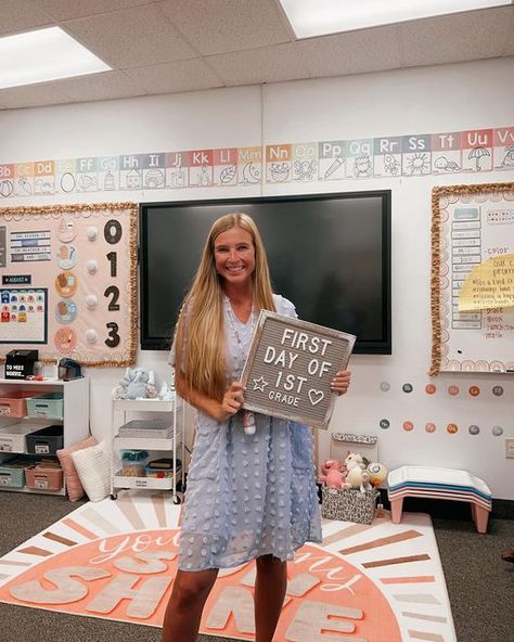 Miss Norris ☆ 1st Grade shared a post on Instagram: "💜FIRST DAY OF SCHOOL💜 Today was SO much fun with my sweet kiddos!!!🥺 they are absolutely precious!!! Our day: 🌟 coloring page for morning work 🌟 morning meeting 🌟 lots of routines & procedures 🌟 first day jitters & jitter juice 🌟 worksheet on how we felt 🌟 read a letter from your teacher on the first day of school 🌟 more practice of procedures 🌟 class promise Overall, such a great day and I know tomorrow will be so much Teacher Outfits First Day Of School, Teacher Instagram Post Ideas, 1st Grade Teacher Aesthetic, Letter From Your Teacher, Class Promise, Jitter Juice, Teacher Picture, First Day Jitters, First Day Of School Teacher