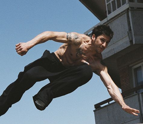 Martial arts vs. Parkour  Great read and the last paragraph really seals the deal for me. David Belle, Poses Manga, Action Pose Reference, Male Pose Reference, Anatomy Poses, Human Reference, Body Reference Poses, Human Poses Reference, Poses References