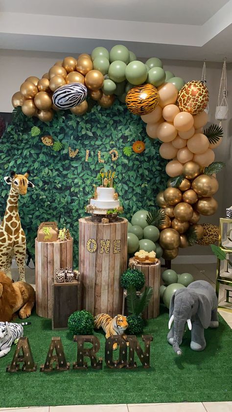 Jungle Decorations Birthday, Birthday Decoration Jungle Theme, Jungle Theme Bday Decoration, Jungle Safari Birthday Theme, Jungle Balloon Decorations, Wild Theme Birthday Party Decoration, Baby Boy First Birthday Decoration Ideas, Jungle Theam Decoration, Jungle Safari Theme Birthday Party