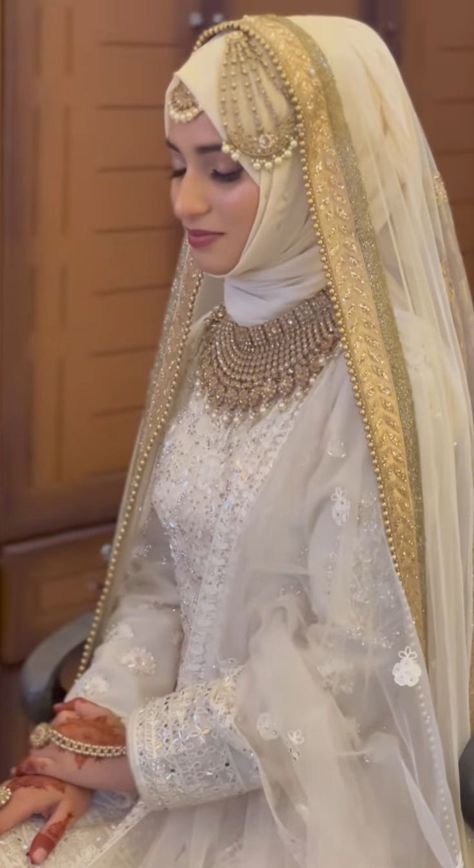 Nikkah Dress Pakistani With Hijab, Bride In Hijab Wedding Styles, Brides Hijab Style, Hijab Bride Indian, Nikkah Hijab Style, Bridal Dress With Hijab, Muslimah Wedding Dress Brides Hijab Styles, Hijabi Pakistani Bride, Bridal Dress For Barat