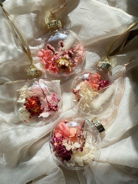 Dried Flower Storage Ideas, Diy Floral Ornaments, Dried Christmas Flowers, Wedding Flower Ornament, Diy Flower Christmas Ornaments, Diy Flower Ornaments, Handmade Ornament Ideas, Wedding Ornament Diy, Unique Christmas Ornaments To Make