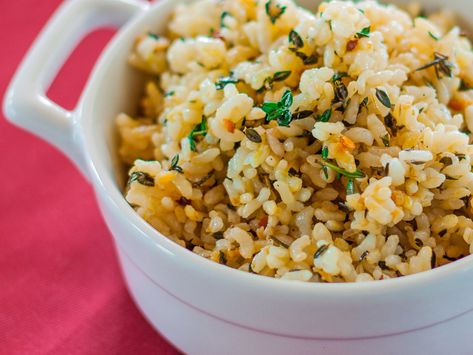 Lemon, garlic, and thyme make brown rice shine in this light, slightly-tart gluten-free, vegetarian dish. Red chili flakes add a nice kick. Lemon Brown Rice, Brown Rice Side Dish Recipes, Brown Rice Side Dish, Brown Rice Dishes, Healthy Brown Rice, Rice Side Dish Recipes, Thyme Recipes, Rice Side, Brown Rice Recipes