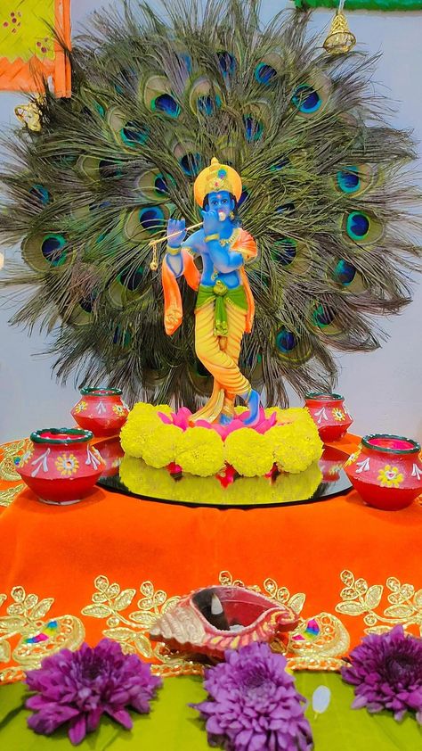 Janmashtami celebration special decoration.. Easy Janmashtami Decoration, Krishna Janmashtami Decoration Ideas, Easy Backdrop Ideas, Krishna Janmashtami Decoration, Makhar Decoration, Puja Decor, Janmashtami Celebration, Mandir Decoration, How To Make Garland