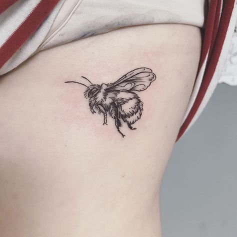 Little bee friend being cute! First tattoo on the rib Bee Rib Tattoo, Rib Tattoo, First Tattoo, Tattoo On, Bee, Tattoos