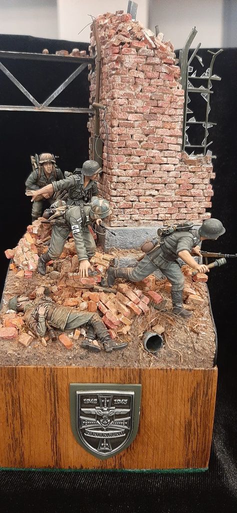 Wwii Diorama, Ww2 Diorama, Wwii German Uniforms, Ww1 History, Dragon Tattoo Art, Ww2 Soldiers, German Uniforms, Combat Art, Model Tanks