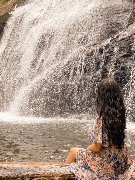 Photoshoot At Waterfall, Photography Poses In Nature Women, Poses For Waterfall Pictures, Fall Waterfall Pictures, Photo Poses In Waterfalls, Waterfall Selfie Ideas, Pose Near Waterfall, Yercaud Photoshoot, Photos Near Waterfall