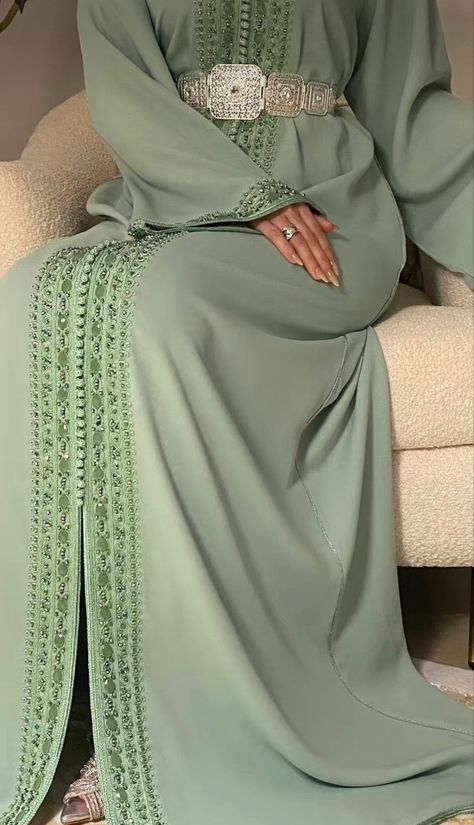 Victorian Dress Gown, Caftan Simple, Beautiful Gown Designs, Morrocan Fashion, Moroccan Kaftan Dress, Moroccan Clothing, African Dresses Modern, Moroccan Fashion, Moroccan Dress