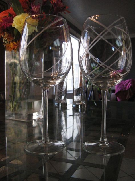 Etched glass ideas Etched Wine Glass Ideas, Glass Etching Ideas, Wine Glass Ideas, Etching Diy, Glass Etching Stencils, Etching Ideas, Glassware Crafts, Beverage Glasses, Wine Glass Decor