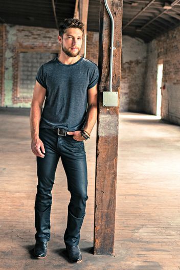 Country Hottie Chris Lane. Well... yummy <3 Mens Country Outfits, Outfit Cowboy Boots, Casual Guy, Concert Outfit Men, Guy Outfit, Punk Concert, Outfit Cowboy, Chris Lane, Country Concert Outfits