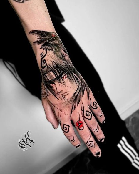 Itachi Tattoo Ideas Design, Itachi Hand Tattoo, Naruto Finger Tattoo, Anime Tattoos For Men Forearm, Anime Sleeve Tattoos For Guys, Sharingan Hand Tattoo, Small Tattoos Men Ideas, Hand Anime Tattoo, Arm Tattoos Anime