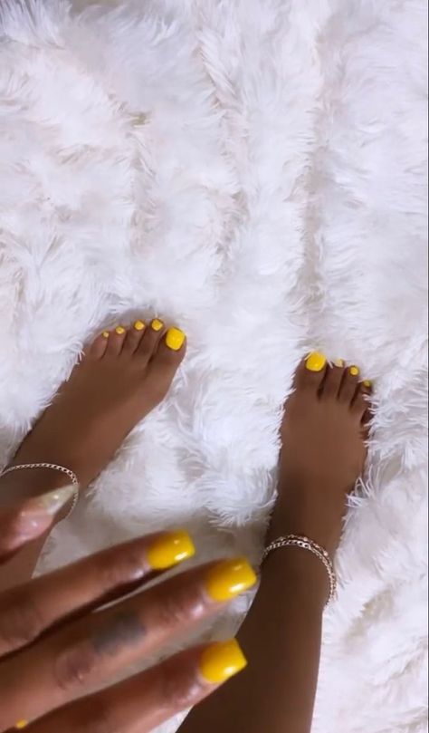 Jamaica Nails, Yellow Toe Nails, Metallic Nails Design, Brown Acrylic Nails, Gel Toe Nails, Acrylic Toe Nails, Toe Nail Color, Acrylic Toes, Pretty Toe Nails