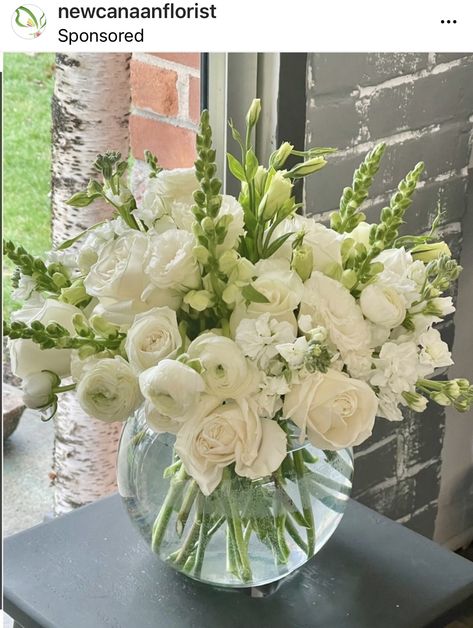 Centerpieces Dining Table, Living Room Coffee Table Decor, Table Centerpieces Ideas, Dining Table Centerpiece Ideas, Centerpiece Dining Table, Table Decor Dining Room, White Flower Centerpieces, Dining Table Centerpieces, Table Centerpiece Ideas