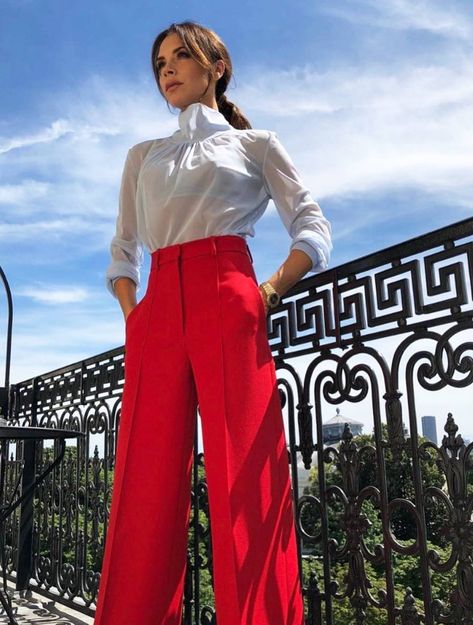 29 Women Who Have Mastered the Art of Classic Style | Who What Wear UK Outfit Pantalon Rojo, Red Pants Outfit, Red Wide Leg Pants, Áo Blu, Victoria Beckham Outfits, Victoria Beckham Style, Outfit Trends, Red Pants, Looks Chic