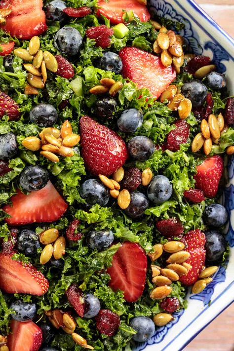 Kale Berry Salad, Kale Blackberry Salad, Kale And Strawberry Salad, Make Ahead Salads For Lunch, Kale Strawberry Salad, Kale Salad Ideas, Summer Kale Salad Recipes, Meatless Salads, Candied Pepitas