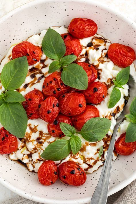 Cottage Cheese Caprese, Caprese Bowl, Tomato Cottage Cheese, Burst Tomato, High Protein Lunch Ideas, Ensalada Caprese, Tomato Caprese, Queso Cottage, Protein Lunch