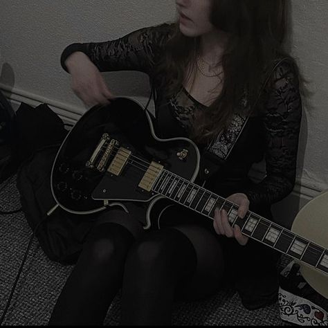 female guitarist Paul Core Aesthetic, Les Paul Guitar Aesthetic, Band Aethstetic, Rock Core Aesthetic, Lorelei Core, Grunge Band Aesthetic, Metal Band Aesthetic, Female Guitarist Aesthetic, Indie Band Aesthetic