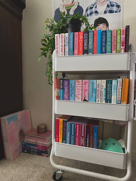 Book Carts Aesthetic, Book Organization Ideas, Bookish Bedroom, Dream Bookshelf, Bookshelf Inspo, Book Carts, Girl Apartment Decor, Room Bookshelf, Bookshelf Inspiration