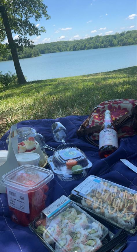 Picnic by the water with friend! Picnic Inspiration, Watermelon Cake, Hippie Life, Picnic Food, Wine Bottle Crafts, Strawberry Cake, Girls Night, Food Art, Picnic Blanket