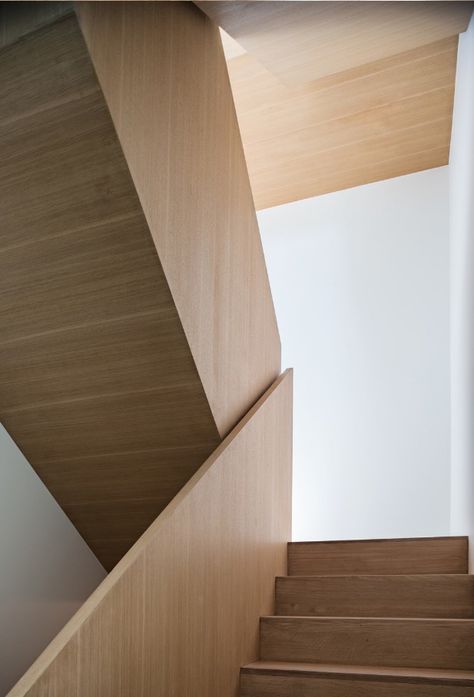 Staircase Design Minimalist, Sculptural Staircase, Architecture Futuristic, Toronto Home, Wooded Lot, Wooden Staircase, Contemporary Stairs, Staircase Handrail, Interior Staircase