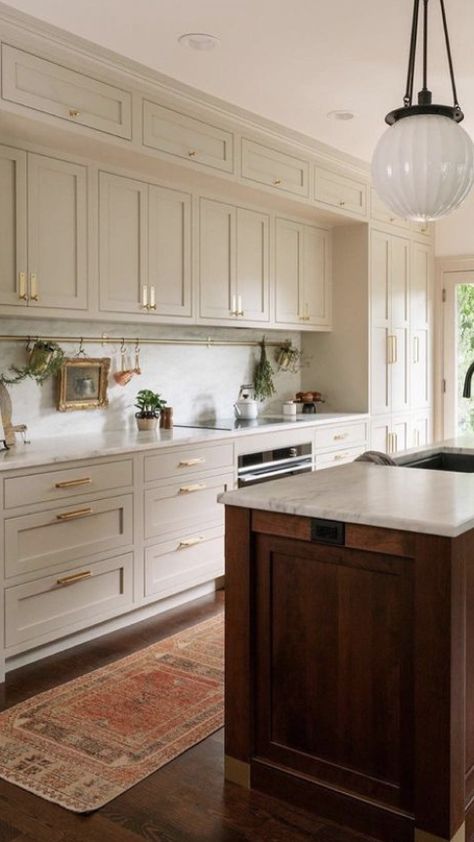 Beige Kitchen, Sink Kitchen, Classic Kitchen, Kitchen Cabinet Colors, Kitchen Inspiration Design, Kitchen Redo, Kitchen Projects, Updated Kitchen, Kitchen Remodel Idea