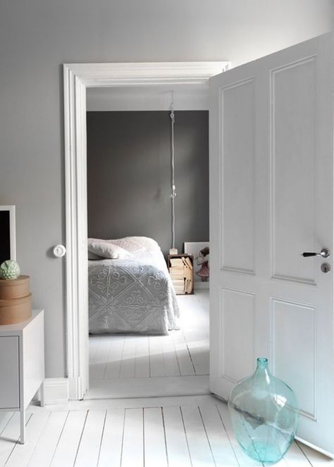 Le parquet peint en blanc - Marie Claire Maison Gray Interiors, White Floors, Interior Paint Colors, Gray Interior, Interior Stylist, Bedroom Paint, Painting Bathroom, A Living Room, White Bedroom