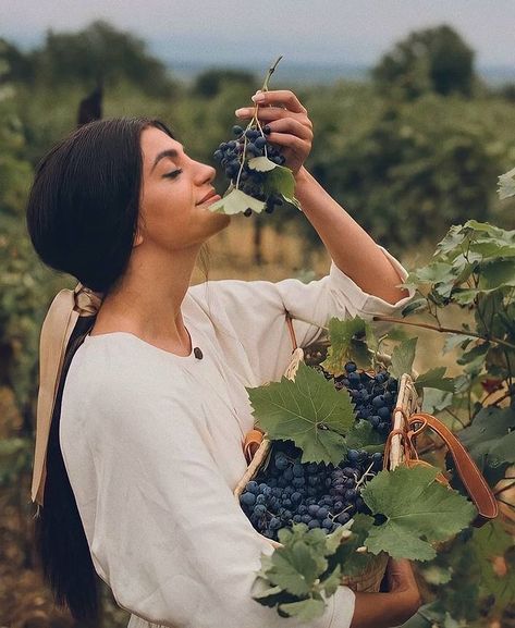 Vineyard Photoshoot, Women Drinking Wine, Vineyard Photography, Napa Style, Nature Outfits, Wineries Outfit, Wine Photography, Grape Harvesting, Nature Photoshoot