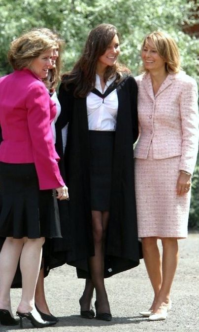 Catherine and her Mother - Graduation from St. Andrews, 2005 Carol Middleton, Modern Royalty, Princesse Kate Middleton, Looks Kate Middleton, Carole Middleton, Rule Britannia, Kate And Pippa, Principe William, Middleton Family