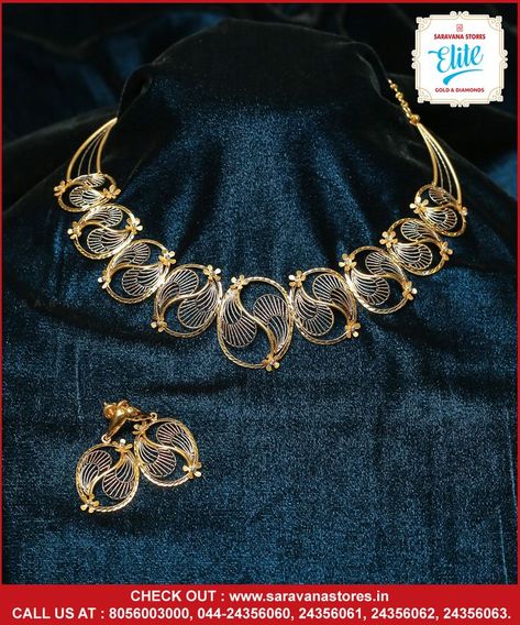 Uniqueness to the core! Here the delicate gold necklace has been intricately crafted with the oval design and a minute stripes shows the excellent craftsmanship. It is paired up with the the same patterned earring. #goldnecklace Check out : www.saravanastores.in Call us at : 8056003000, 044-24356060, 044-24356061, 044-24356062, 044-24356063 #goldnecklacedesign #goldnecklacemodels #goldnecklacecollection #goldnecklaceset #Saravanaelitegold #Saravanaelite #SaravanaStoresEliteGold Arabian Necklace, Turkish Gold Necklace Design, Rani Haram, Turkish Gold Jewelry, Thali Chains, Dubai Jewellery, Simple Gold Bangle, Indian Gold Necklace Designs, Jewelry Necklace Simple