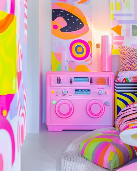 Channeling some serious 90s energy with these radio designs 🌈 -> These images are designed with help of AI #creative_by_sabina #aiart #aiartcommunity #aiinterior #interior #interiordesign #interiorinspiration #colorfulliving #interieur #interieurinspiratie #kleurrijkwonen #scandinavianliving #nordicliving Pop Art Bedroom Interior Design, Neon Furniture Interior Design, Synthwave Interior Design, Contemporary Pop Art Interior Design, Pop Art Bedroom, Colorful Kids Bedding Maximalism Retro, Funky Bedroom, Disney Minimalist, Hangout Room