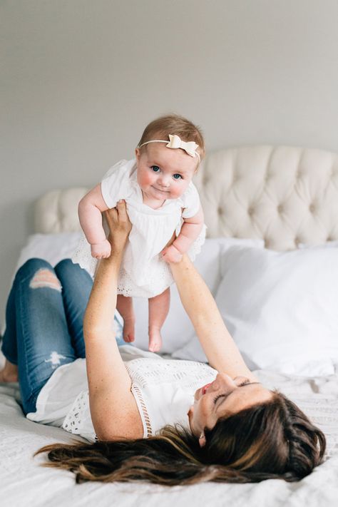 Mother Baby Photography, White Bed, Family Picture Outfits, Foto Baby, Baby Videos, Lifestyle Newborn, Family Lifestyle, Baby Family, Trendy Baby