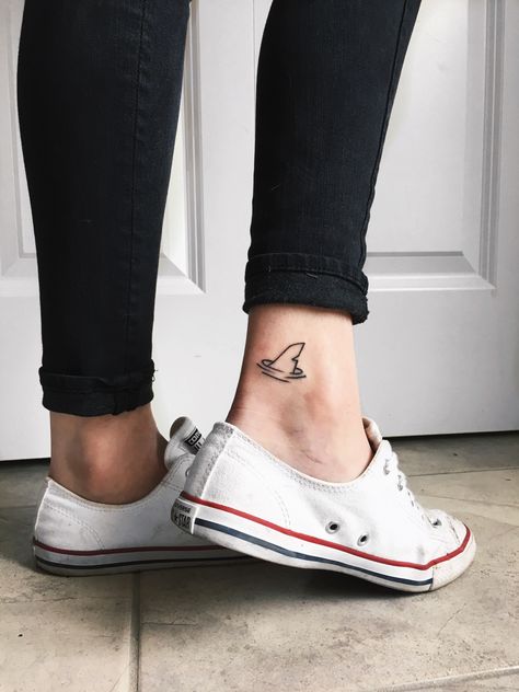 Shark Fin Tattoo Simple, Minimalist Shark Tattoo, Shark Fin Tattoo, Fin Tattoo, Small Shark Tattoo, Shark Tattoo Ideas, Placement Tattoo, Hai Tattoo, Tattoo Ankle