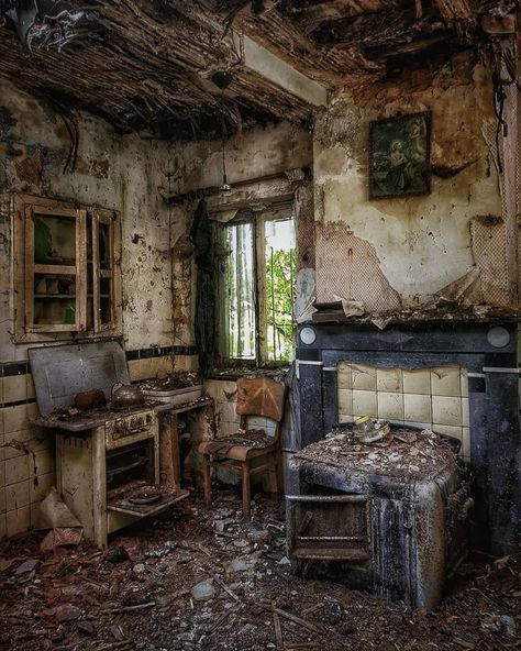 Haunted Asylums, Eerie Places, Creepy Houses, Old Abandoned Houses, Bg Design, Castle Mansion, Abandoned House, Abandoned Mansions, Mansion Interior