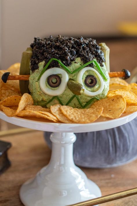 Frankenstein Themed Food, Halloween Cheese Ball, Frankenstein Halloween Party, Halloween Treats Recipes, Halloween Cheese, Halloween Party Menu, Friday Food, Creepy Food, Gluten Free Halloween