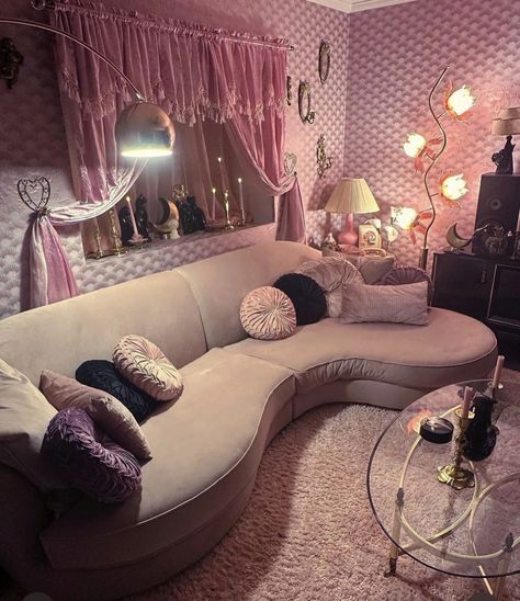 Y2k Lounge Room, Mcbling Living Room, Themed Bedroom Decor, Filming Room Ideas, Y2k House Decor, Eclectic Apartment Living Room, 2000s Living Room, Y2k Furniture, Living Room Y2k