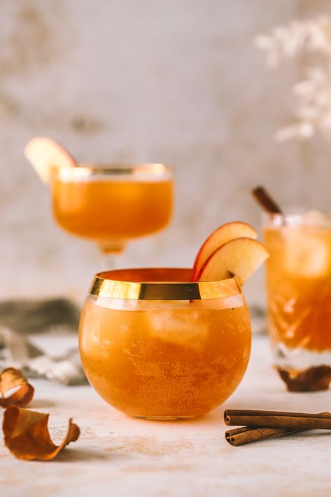 Full of warm spices, apple cider, bourbon and fizzy prosecco, this divine bourbon cockail is fully flavoured and perfect for Fall & Winter. Apple Cider Bourbon Cocktail, Cider Bourbon Cocktail, Bourbon Fizz, Winter Porch Pots, Apple Cider Bourbon, Pot Arrangements, Prosecco Drinks, Bourbon Apple Cider, Bourbon Cocktail Recipe