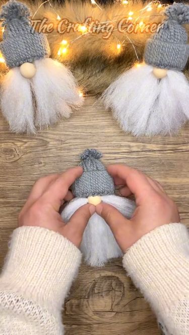 Simple Christmas Gnomes, Sheep Christmas Ornaments Diy, Making Xmas Knomes, Gnome Noses Diy, How To Make Christmas Gonks, Macrame Gnome Pattern, Nome Christmas Ornaments Diy, Gnome Gifts Diy, Gonks Christmas Diy