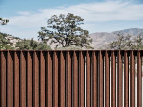 Architectural Fence Design, Vertical Slat Fence, Steel Fence Design, Corten Fence, Metal Screens Architecture, Fence Architecture, Desert Retreat, Backyard Gates, Floating Architecture