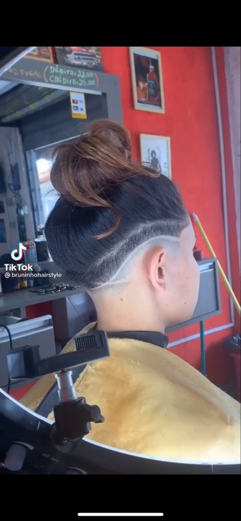 Skin Fade Undercut Woman, Undershave Designs Pattern, Braid Hairstyles With Undercut, Undercut Fade Women, Sidecut Designs, Female Undercut Designs, Undercut Styles For Women, Feminine Undercut Long Hair, Lesbian Haircut Long