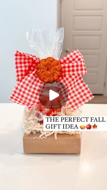 Shelby Parks on Instagram: "My new favorite fall gift !!

If you follow me you know there’s nothing I love more than a cohesive gift 

So I was trying to figure out a cute way to gift this cute apple pie candle and then I found these mini pies and it hit me 

Save for a unique and easy gift idea this fall 

*Comment SUPPLIES to have everything I used sent to your inbox 💌

#giftideas #giftidea #fall #fallgifts #fallcandle #fallcandles #howto #thankyougifts #thankyougift #diy #applepie #applepies" Client Appreciation Gifts Thanksgiving, Mini Pies Teacher Appreciation, Mini Pie Gifts, Fall Teacher Gifts Diy, Secret Pal Gift Ideas For Coworkers Fall, Thanksgiving Teacher Gifts Diy, Thanksgiving Presents For Teachers, November Gift Ideas, November Secret Pal Gift Ideas