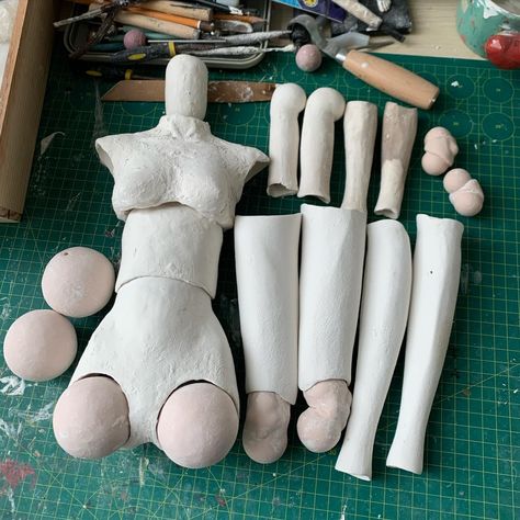 Creating a handcrafted BJD doll takes a lot of time because these dolls have many joints and require a high level of skill from the artist. However, I really enjoy the process; I love transforming lifeless chunks of clay into soulful dolls. This is the largest doll I have ever made, and it will take a lot of time. I will provide more updates on the progress regularly. Clay Dolls Tutorial, Bjd Sculpting, Clay Bjd, Doll Joints, Plush Making, Art Doll Tutorial, Sculpting Tutorials, Shrink Paper, Sculpture Art Clay