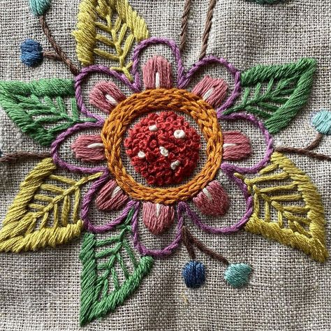 Bordado Jacobean, Bordados Tambour, Jacobean Embroidery, Embroidery Workshop, Hand Embroidery Patterns Flowers, Embroidery Book, Hand Embroidery Flowers, Needlework Embroidery, Brazilian Embroidery