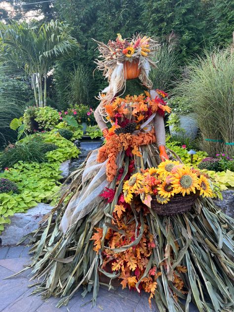 Garden Lady Scarecrow, Scarecrow Competition Ideas, Scare Crow, Scarecrow Dress, Spring Window Display, Scarecrows For Garden, Fall Yard Decor, Diy Scarecrow, Outside Fall Decor