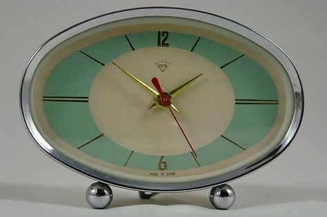 teal or turquoise! either way i love it Cool Clocks, Retro Clock, Deco Originale, Old Clocks, Mid Century Decor, Vintage Clock, Retro Home, Retro Decor, Tiffany Blue