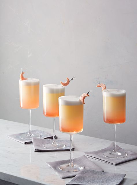 Mimic the beauty of the setting sun with the ombré look of Sunset Fizz cocktails. A trimmed grapefruit peel makes a great makeshift crescent moon—the perfect add-on for each drink's stirrer. Moon Food, Sunset Drinks, Mixology Bar, Grapefruit Peel, Full Moon Party, Wedding Theme Inspiration, Peach Bellini, Moon Wedding, Cocktail Garnish