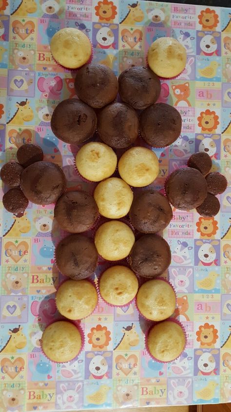 Teddy Bear Cupcake Cake layout Pull Apart Bear Cupcake Cake, Teddy Bear Pull Apart Cupcake Cake, Bear Pull Apart Cupcakes, Teddy Bear Cupcake Cake, Teddy Bear Cupcakes Ideas, Teddy Bear Baby Shower Cupcakes, Bear Cupcake Cake, Cupcakes Templates, Cake Layout