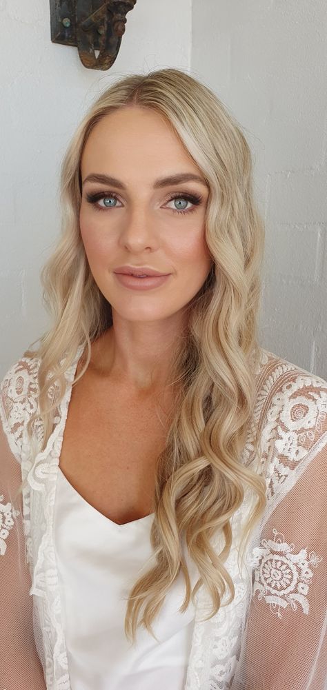 Soft and glowing Bridal Makeup by Lara Quinn Makeup Artist. Neutral Makeup Blonde Hair, Soft Glam Bridal Makeup Blue Eyes, Glowing Bridal Makeup, Moh Hair, Pretty Bridal Makeup, Wedding Makeup Blonde, Bridal Makeup For Green Eyes, Makeup For Brides, Simple Bridal Makeup